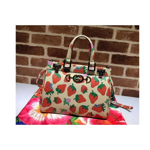 Gucci Zumi grainy leather small top handle bag in Beige Grainy leather with strawberry