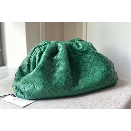 Bottega Veneta pouch bag Soft voluminous clutch in Green woven leather