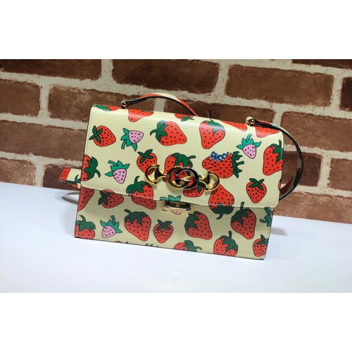 Gucci Zumi smooth leather small shoulder bag in Beige smooth leather with strawberry