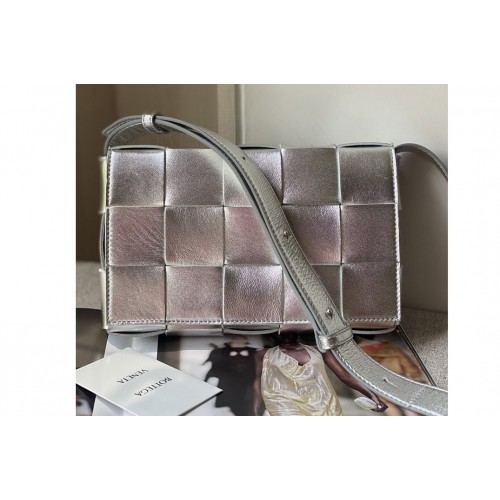 Bottega Veneta Cassette cross-body bag in Silver double-face maxi weave