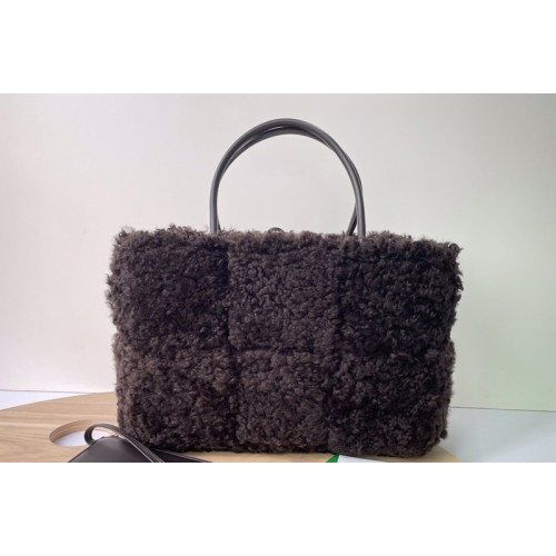 Bottega Veneta Arco tote Bag in Fondant Shearling