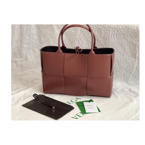 Bottega Veneta Arco tote bag in Bordeaux Intrecciato leather