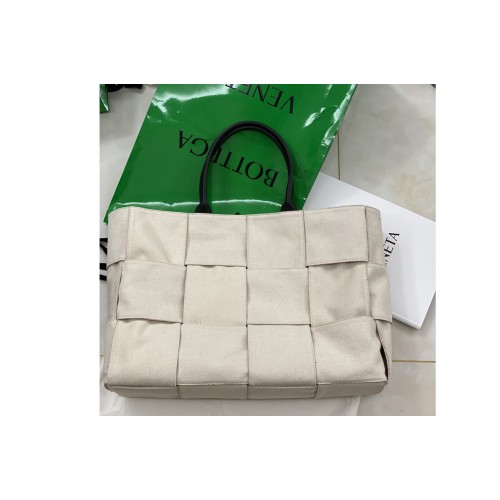 Bottega Veneta Arco tote Horizontal tote bag in White maxi Intrecciato canvas