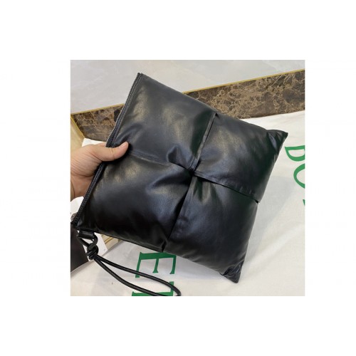 Bottega Veneta Pouch Bag in maxi padded Intrecciato Black Paper Calf leather
