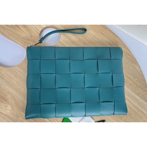 Bottega Veneta Men Pouch in Blue intreccio leather