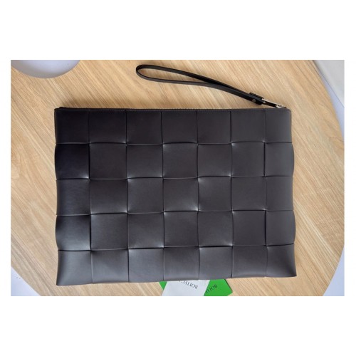 Bottega Veneta Men Pouch in Dark Brown intreccio leather