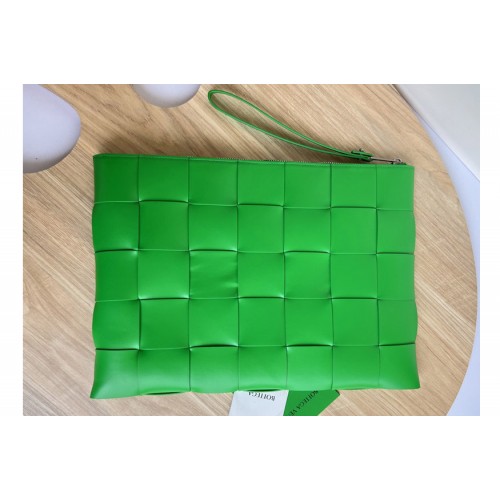 Bottega Veneta Men Pouch in Green intreccio leather