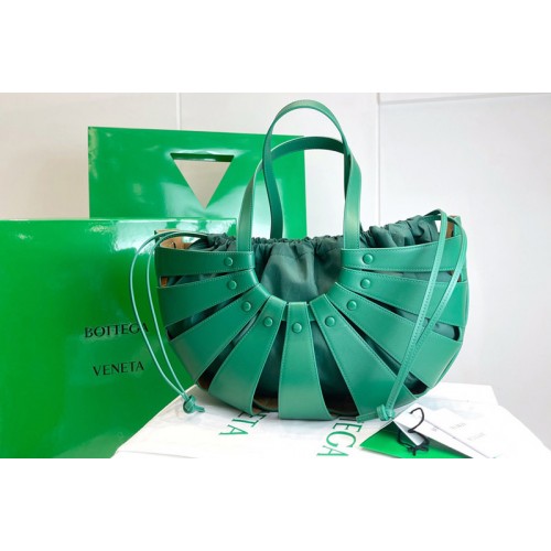 Bottega Veneta Shell Cut out shoulder bag in Green French Calf Leather