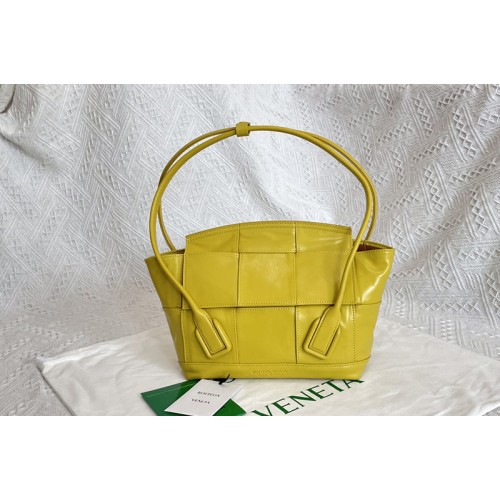 Bottega Veneta Arco top handle bag in Mirabelle Intreccio leather