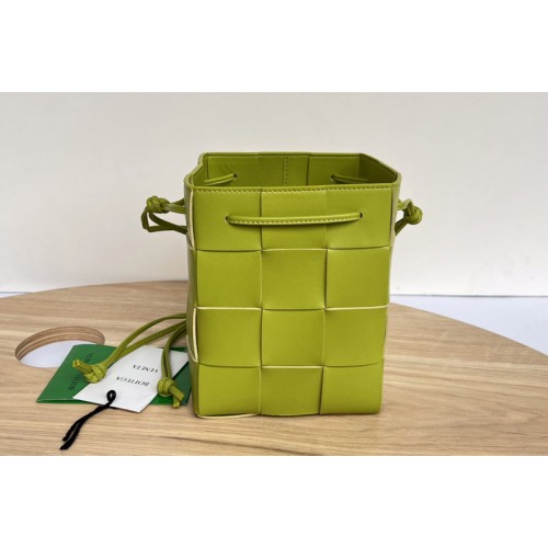 Bottega Veneta Cassette Small intreccio leather cross-body bucket bag in Kiwi Leather