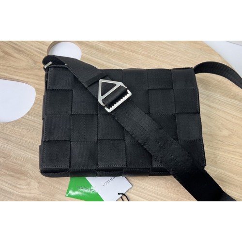 Bottega Veneta Medium intreccio webbing cross-body bag in Black Webbing