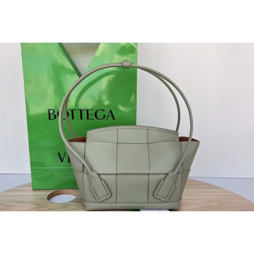 Bottega Veneta Arco 33 top handle bag in Green Intreccio leather