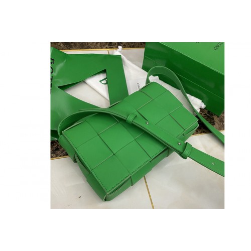 Bottega Veneta Cassette cross-body bag in Green double-face maxi weave