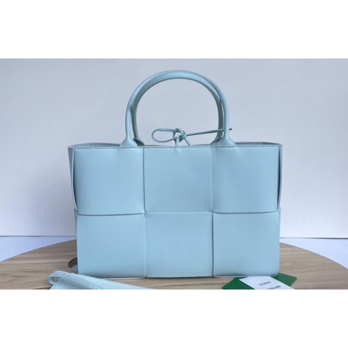 Bottega Veneta Medium Arco Tote bag in Blue intrecciato leather