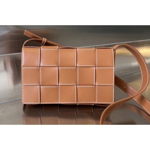 Bottega Veneta Medium Cassette Bag in Wood-Natural Leather