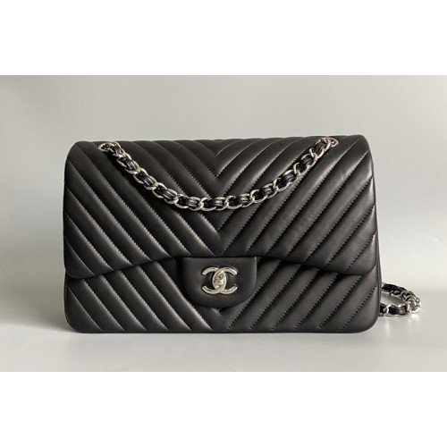 Chanel Classic Flap Bag in Black Leather