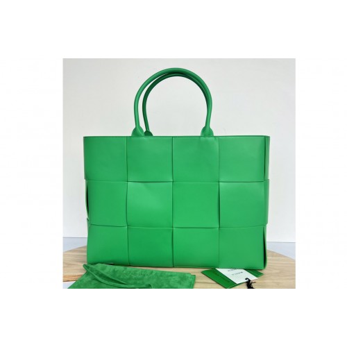 Bottega Veneta Large Arco Tote Bag in Green intreccio leather