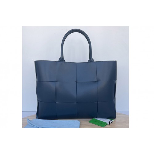 Bottega Veneta Large Arco Tote Bag in Navy Blue intreccio leather