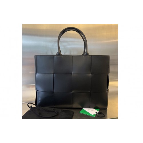 Bottega Veneta Large Arco Tote Bag in Black Intreccio leather